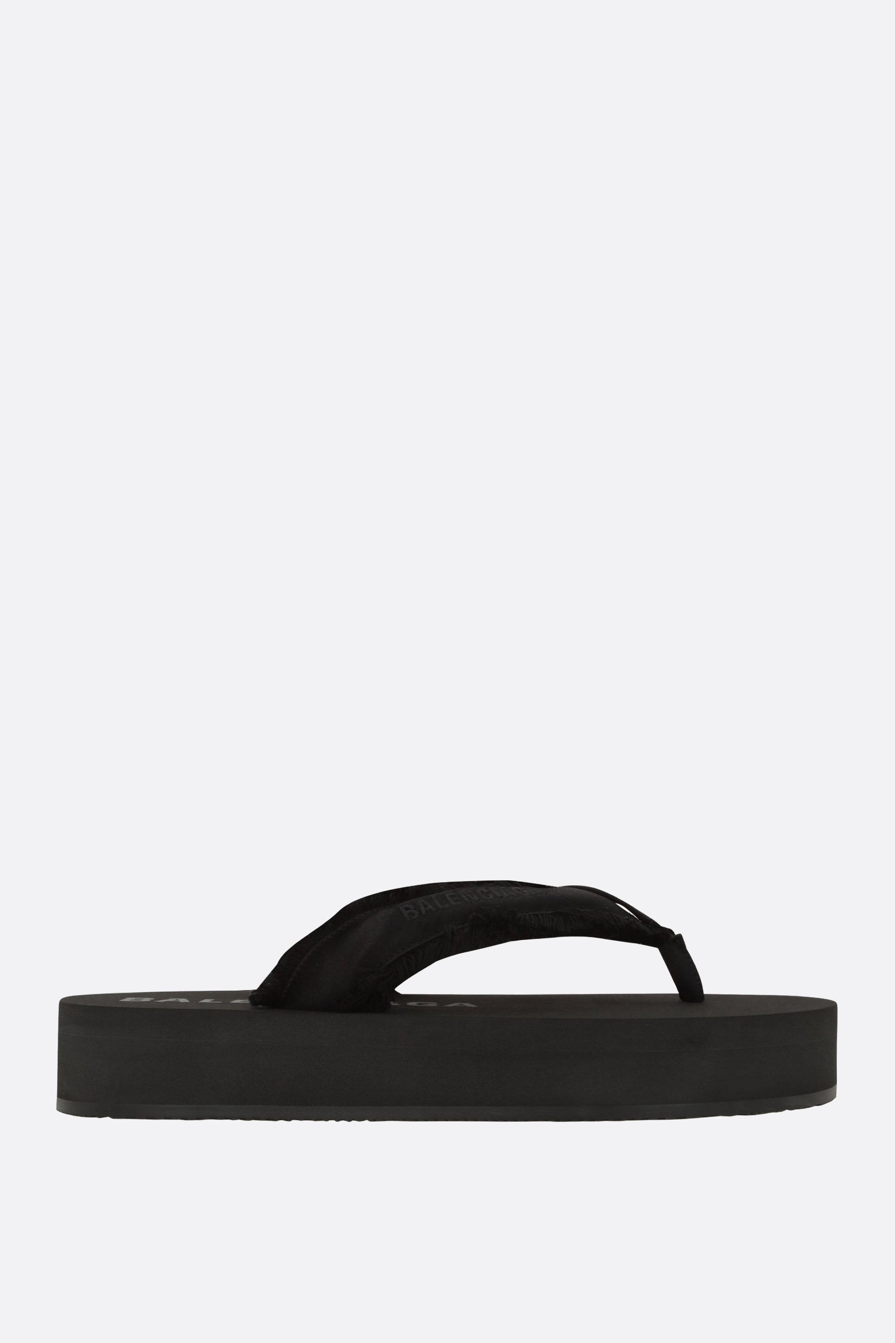 Jet Lag flatform thongs in satin