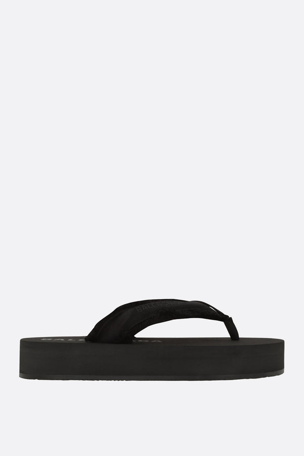 Jet Lag flatform thongs in satin