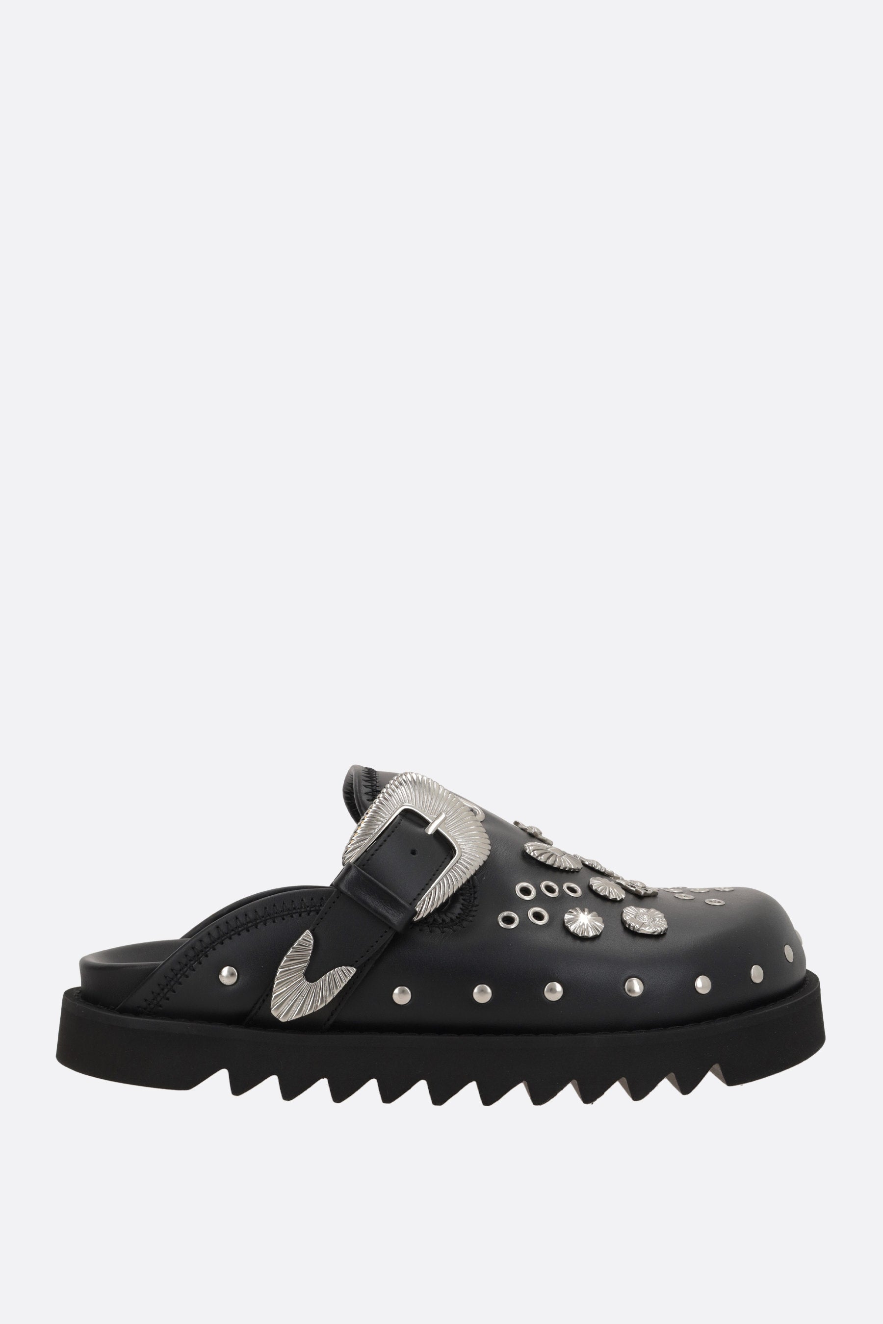 mule flat in pelle liscia con borchie