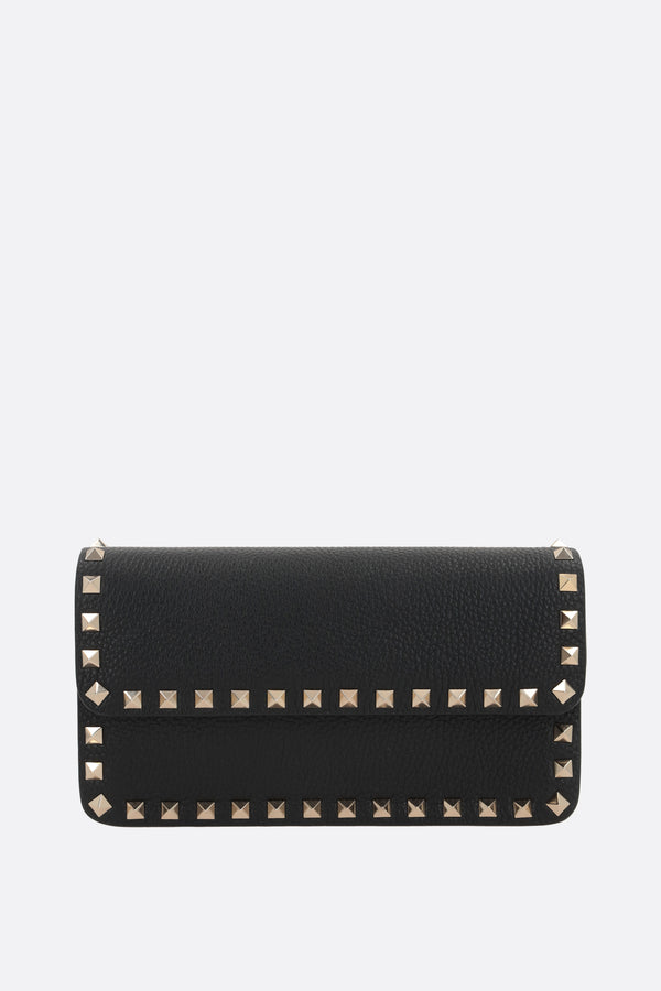 Rockstud wallet on chain in grainy leather